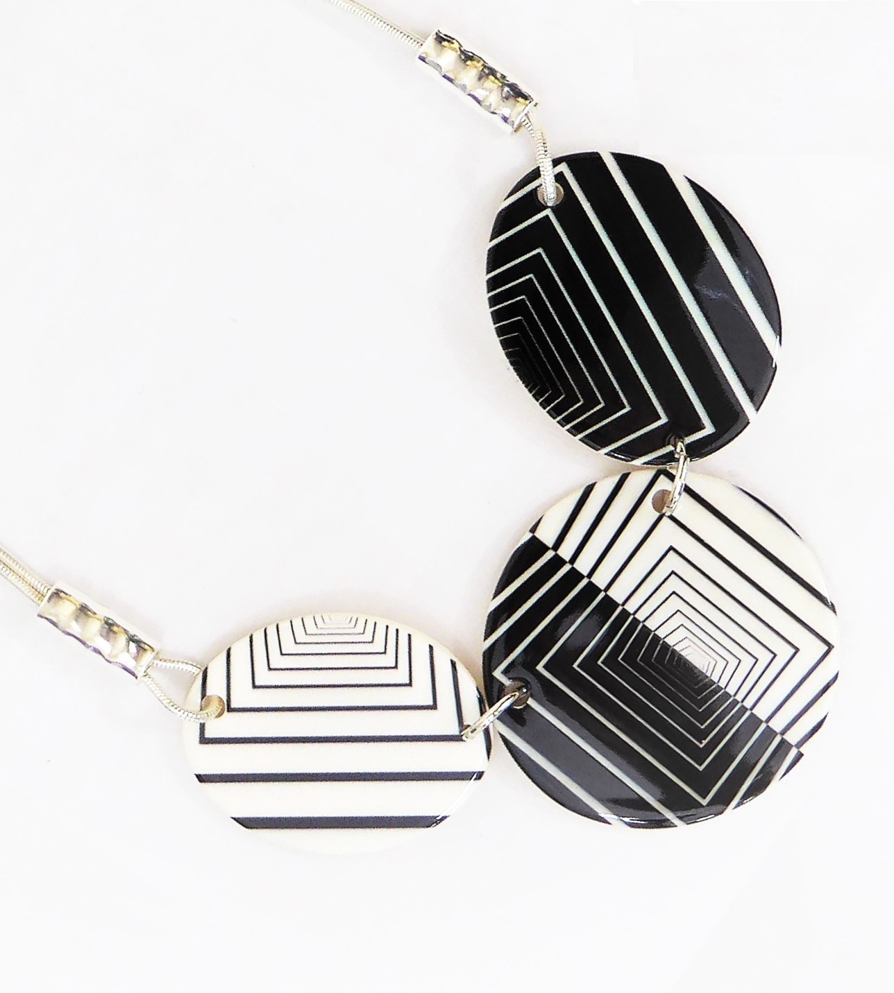 Black and White Retro Necklace - Image 2