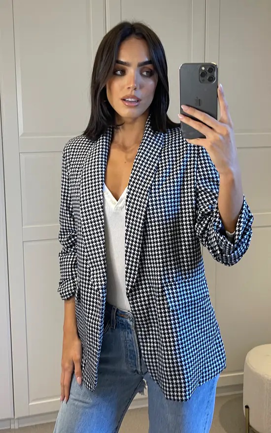 Black and White Dogtooth Rouched Sleeve Blazer - Image 2