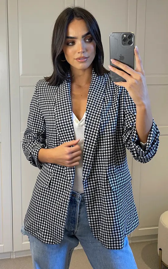 Black and White Dogtooth Rouched Sleeve Blazer - Image 3
